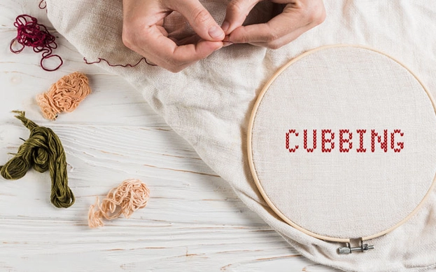 Cubbing: sexo entre mujeres de 50 y hombres jóvenes