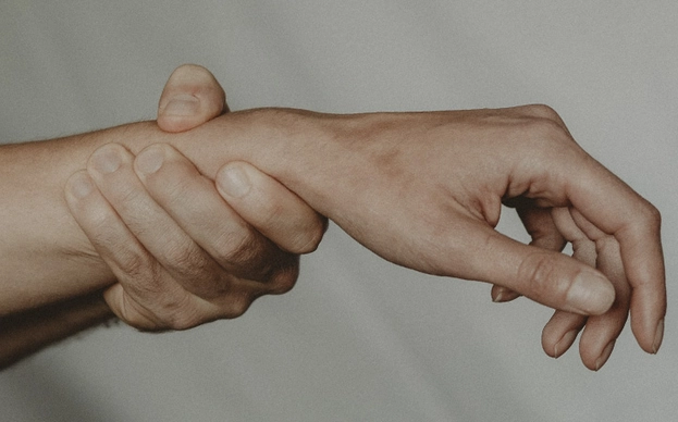 Cómo usar esposas en la cama