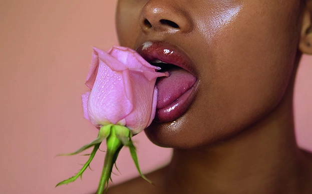 Les préliminaires et le « Slow Sex » pour vous faire grimper aux rideaux, au lit ou n’importe où